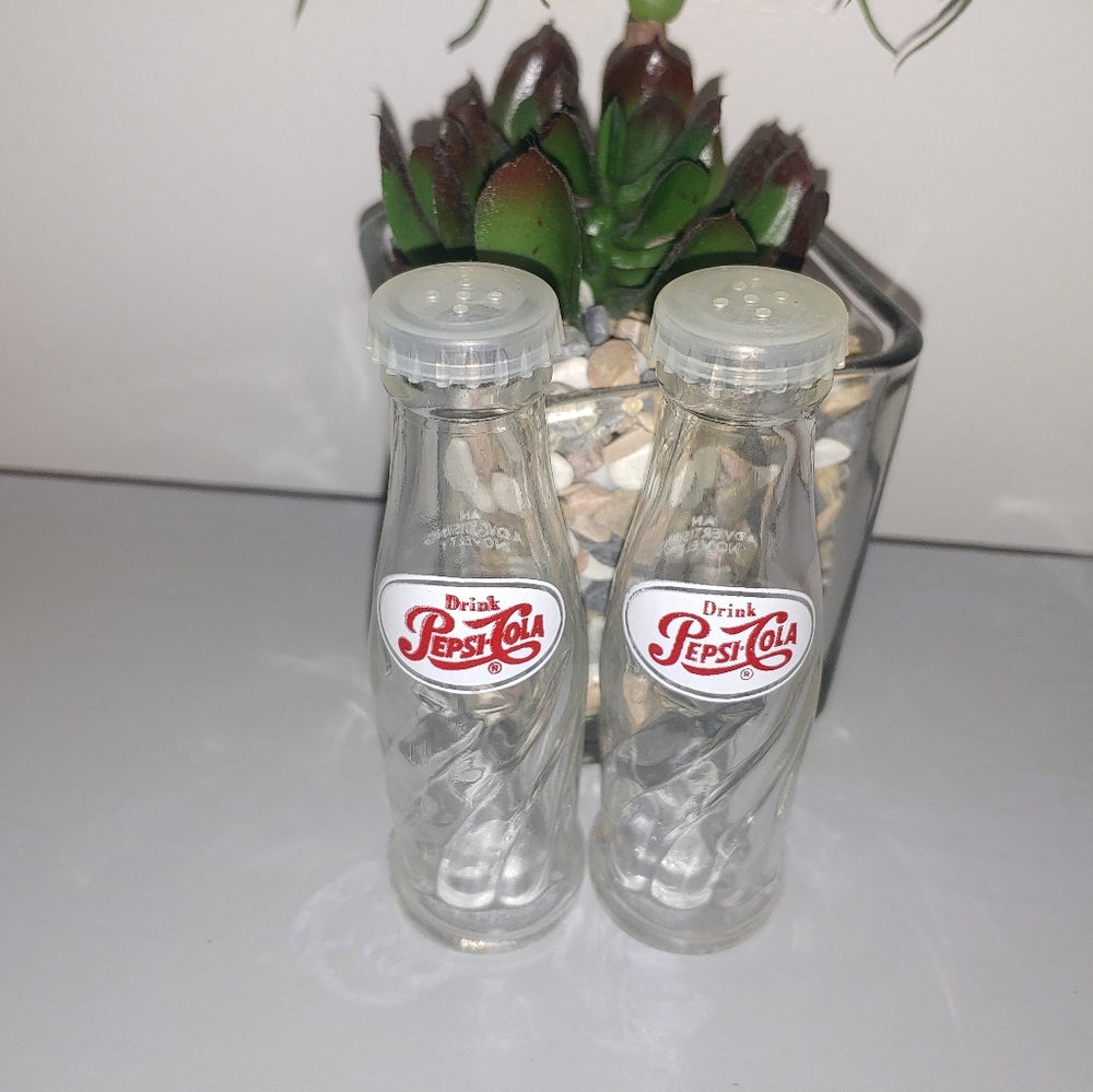 💰Vintage Pepsi salt and pepper shaker - Picture 2 of 3